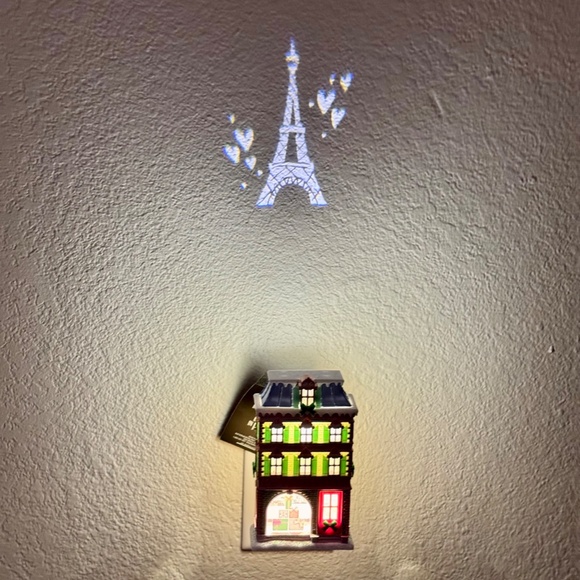 BAKESHOP Projector Wallflowers Plug - Picture 2 of 9